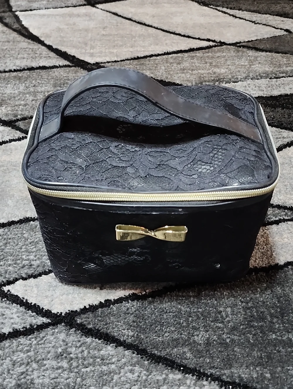 VICTORIA SECRET 2016 BLACK LACE OVERLAY GOLD EMBOSSED BOW TRAVEL TRAIN CASE